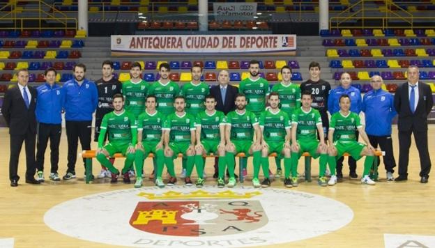 Pedro Montiel posa con la plantilla del UMA Antequera./Crónica