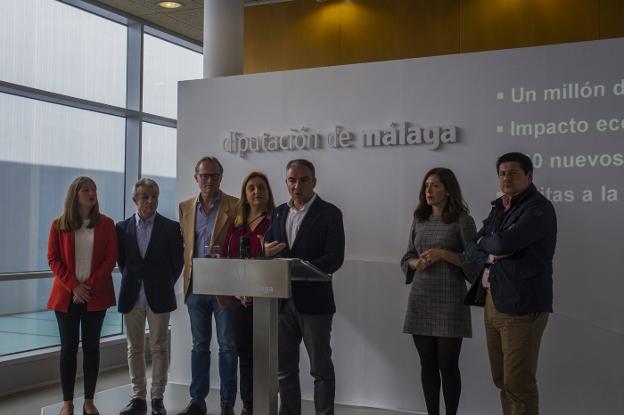 Bendodo, junto al resto de responsables, ayer en el balance público del Caminito del Rey. /F. Acevedo