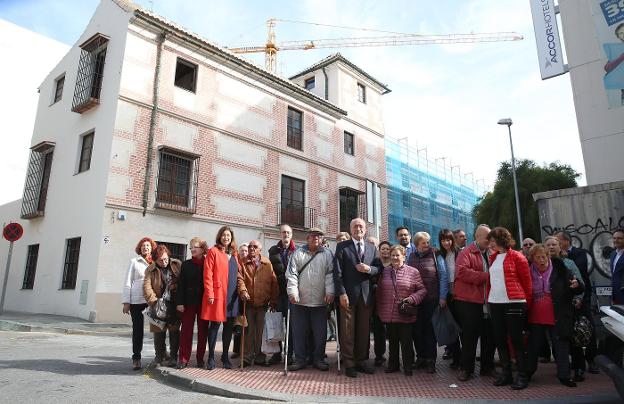 El alcalde y los ediles, con algunos de los adjudicatarios. / SALVADOR SALAS