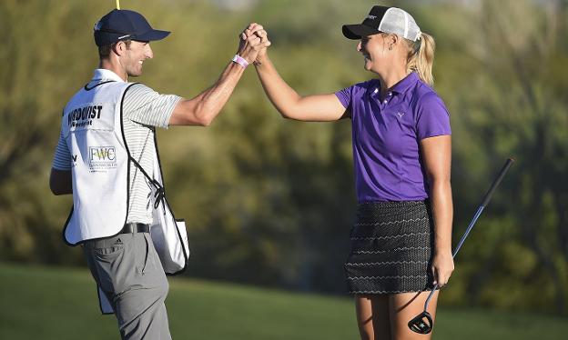 Anna Nordqvist, junto a su 'caddie' en una imagen de archivo. :: sur/