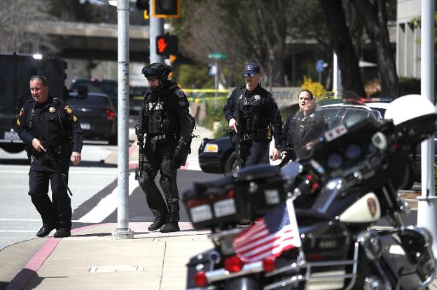 Agentes de Policía, durante la operación. :: afp/