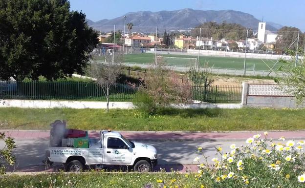 Fumigación realizada ayer con un cañón atomizador acoplado a un vehículo. /Salvador Salas
