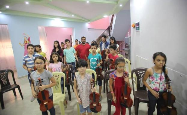 Alumnos de la escuela de Afrin que iban a recibir los instrumentos antes de la caída de la ciudad kurda.