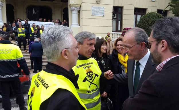 Representantes sindicales y el alcalde, en la última concentración.