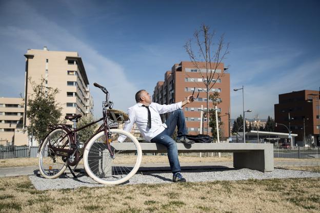 El Koala cuenta que la nuevas canciones le salieron mientras montaba en bicicleta por la ciudad. :: sur/