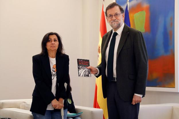Rajoy, ayer, con una representante de las camareras de piso. :: efe/