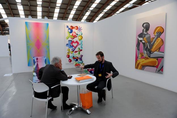 Lámpara Marie Coquine de Baccarat y la escultura Rabbit de Jeff Koons, Galería Vértigo. /Josele-Lanza -