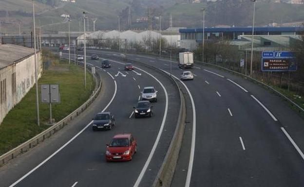 Circular por el carril izquierdo sin justificación puede acarrear multas de hasta 200 euros./SUR
