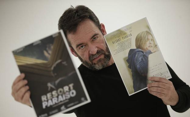 El director Enrique García, con los carteles de su nueva película, 'Resort Paraíso'./Ñito Salas