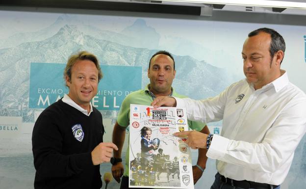 Roberto Cañavate, Javier Mérida y Francisco García enseñan el cartel del evento ./Josele-Lanza -