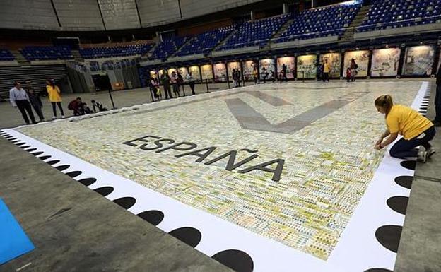 El mosaico de sellos más grande del mundo se realizó en 2014 en el Martín Carpena./