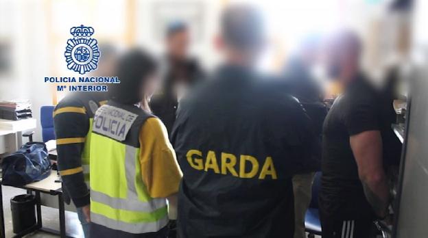 Agentes, con el terrorista, en el momento del arresto. /