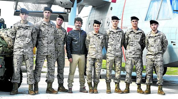 Paula Echevarría y sus compañeros de reparto masculinos, en la base madrileña del Ejército durante su preparación. /Telecinco
