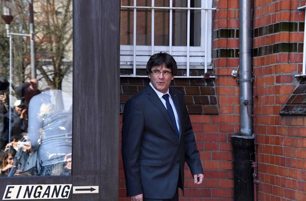 El expresidente Carles
Puigdemont, abandona
ayer sonriente la cárcel
alemana de Neumünster.
:: Carsten Rehder/ afp/