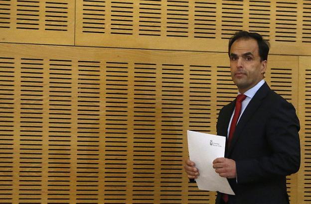 Javier Ramos comparece ayer ante los medios en la Universidad Rey Juan Carlos de Madrid. :: JAVIER LIZÓN / EFE/