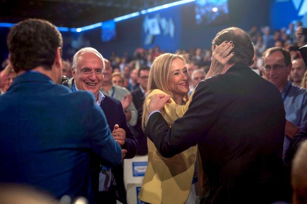 Cristina Cifuentes saluda a Mariano Rajoy en la inauguración, ayer, de la Convención Nacional del PP. :: Rafa Alcaide / efe/