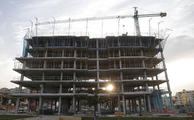 Edificio de viviendas en construcción en la barriada malagueña de Teatinos. /Ñito Salas