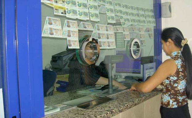 Imagen de una administración de Lotería (archivo)/SUR
