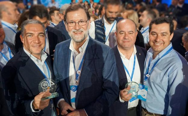 Rajoy, en la entrega de los reconocimientos, con Bendodo, Barón y Moreno./