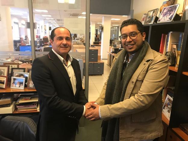 El jeque Khalid Alhasan con Jaime Gallego, en su visita a SUR./Félix Lorenzo