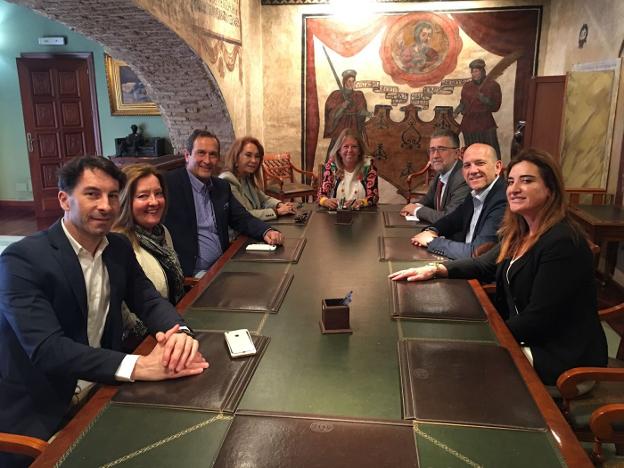 Un momento de la reunión en el Ayuntamiento. /SUR