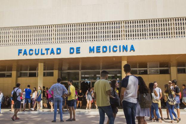 Estudiantes, en la Facultad de Medicina de Málaga. :: francis acevedo/Fran Acevedo