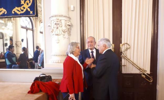Teresa Porras, junto al alcalde de Málaga y el edil José del Río, el pasado viernes./