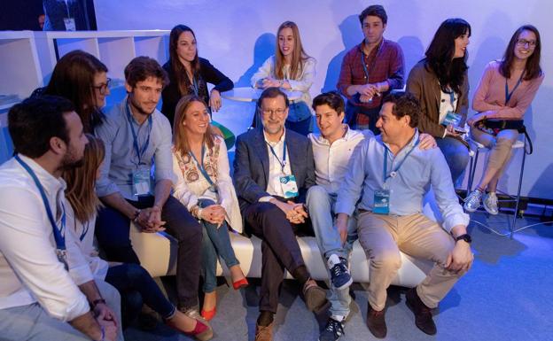 El presidente del Gobierno, Mariano Rajoy, acompañado de líder andaluz, Juanma Moreno (i), y el presidente de Nuevas Generaciones, en una imagen de la Convención Nacional del PP /EFE