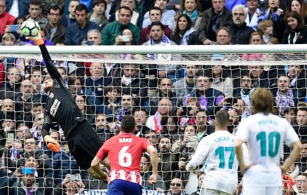 La parada estupenda de Oblak en un golpe franco directo de Sergio Ramos cerca del final. :: javier soriano. afp/