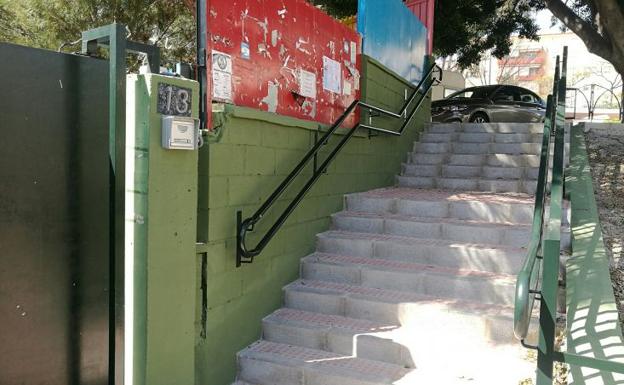 La escalera ya disponible con sus correspondientes barandillas./