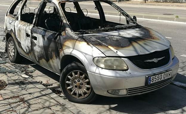 El coche ha sido quemado.