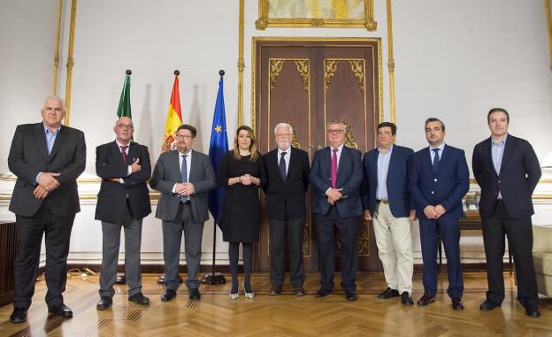 Susana Díaz con representantes de Asaja, Coag, UPA y cooperativas agrarias y el consejero de Agricultura, Rodrigo Sánchez Haro./Caro. Efe