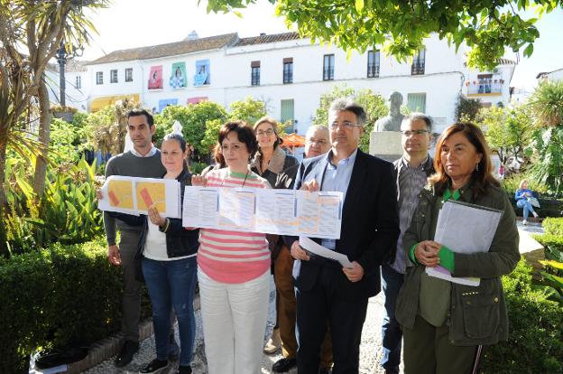 Los miembros de la plataforma exhiben los documentos./J- L.