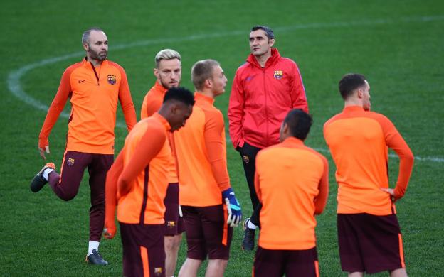 Ernesto Valverde, rodeado de Iniesta, Rakitic, Cillesen, Mina y Vermaelen ayer en Roma. :: reuters/