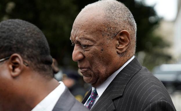 Bill Cosby sale del juzgado después de la primera jornada de juicios. /Jessica Kourkounis (Reuters)
