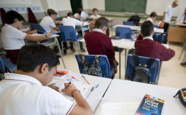 Imagen de archivo de una clase solo de chicos. /