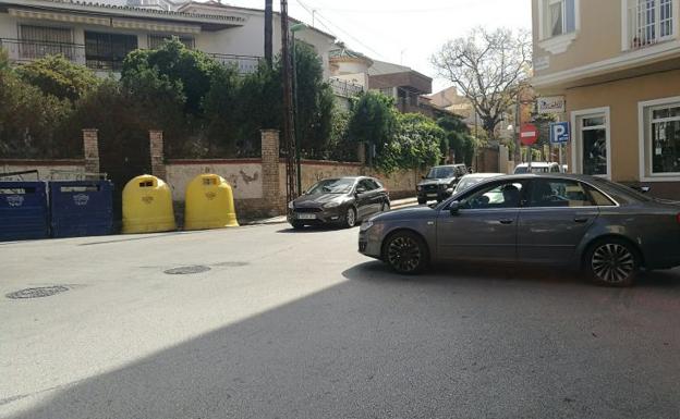 Los frenazos y las colisiones son frecuentes en el cruce de Pedro de Quejana con Hurtado de Mendoza. /