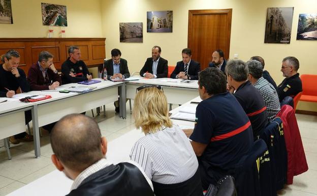 Imagen de la reunión mantenida este martes con representantes de bomberos. /SUR