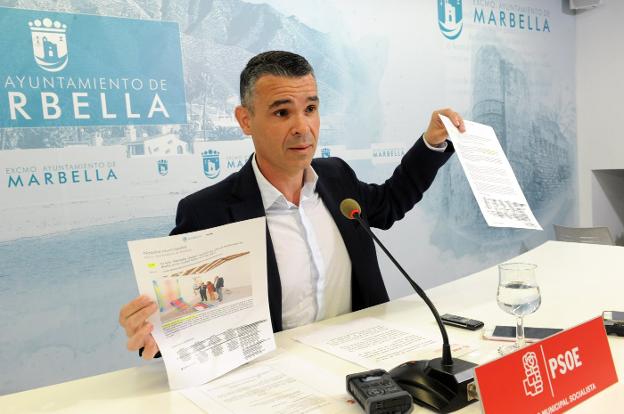 José Bernal muestra dos notas de prensa remitidas por el Ayuntamiento /Josele-Lanza