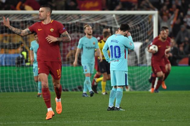 Los futbolistas del Barça reaccionan desolados al tanto de Manolas que consumó la eliminación del cuadro azulgrana. :: Andreas SOLARO / afp/