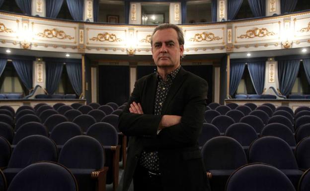 El director del Festival de Málaga, en el patio de butacas del Teatro Cervantes, principal escenario del festival. /P. H.