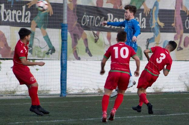 Un jugador del Puerto Malagueño remata ante la presencia de tres oponentes del Tiro Pichón.:: / SUR