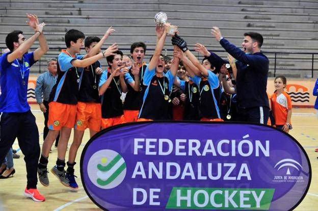 Los jugadores del club costasoleño levantan el trofeo. ::/ SUR