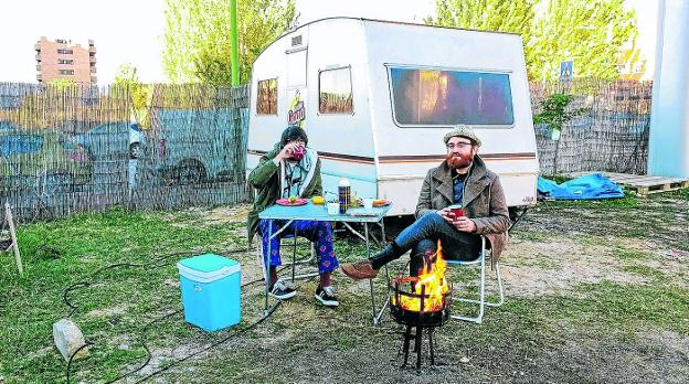 Quique Peinado y Manuel Burque viven en la caravana que les sirve también de estudio portátil de radio. :/Movistar
