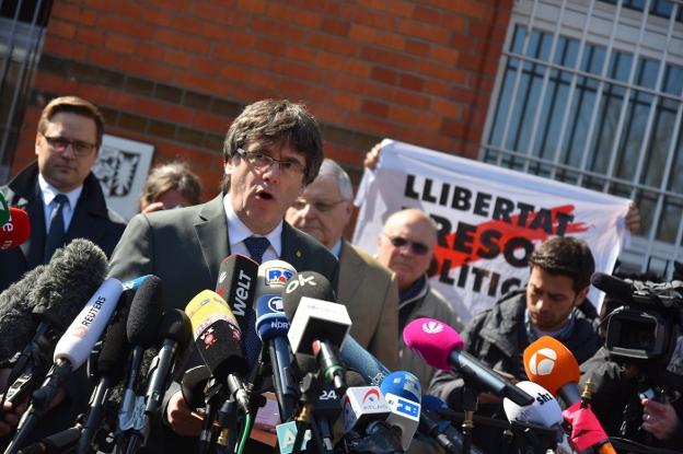 Carles Puigdemont atiende a la prensa tras abandonar la semana pasada la prisión alemana de Neumünster. :: JONAS WALZBERG / efe/