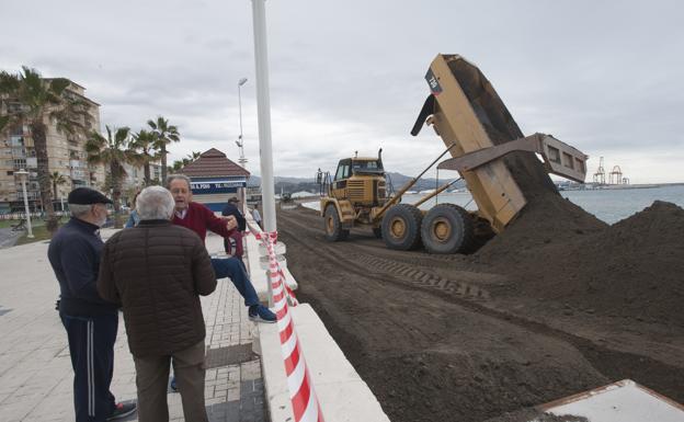Uno de los camiones que ayer realizaban el aporte de arena a la playa de Huelin. /Francis Silva