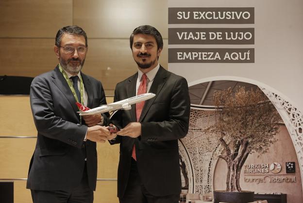 Merino y Akalin, ayer en el aeropuerto de Málaga tras presentar los nuevos planes de Turkish. /Ñito Salas