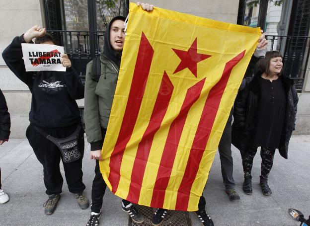 Simpatizantes de los CDR se manifiestan ayer a la puerta de la Audiencia Nacional. :: P. AGULAR / EFE/