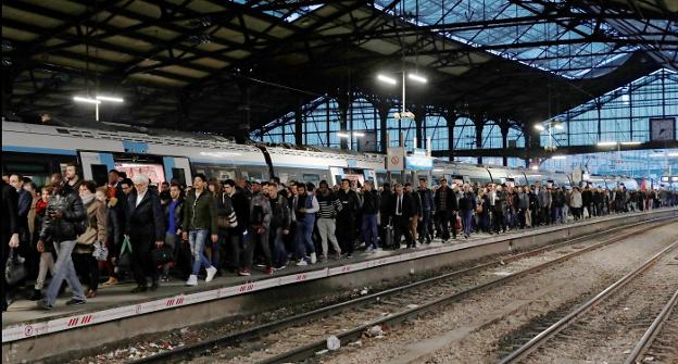 Numerosos viajeros se arremolinan en la estación parisina de Saint-Lazare durante una jornada de huelga pasada. :: Gonzalo Fuentes / reuters
/
