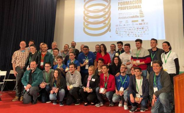 Estudiantes malagueños, con sus tutores y la directora general de FP./SUR